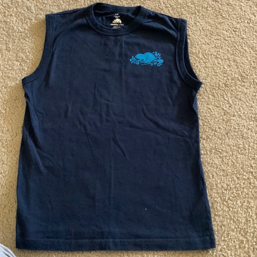 Boy’s sleeveless shirt by Roots. Color:Navy blue. Sz:7/8. 100% cotton. Great buy